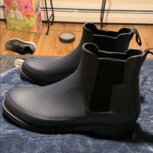 Size 8  Hunter short waterproof rain boot